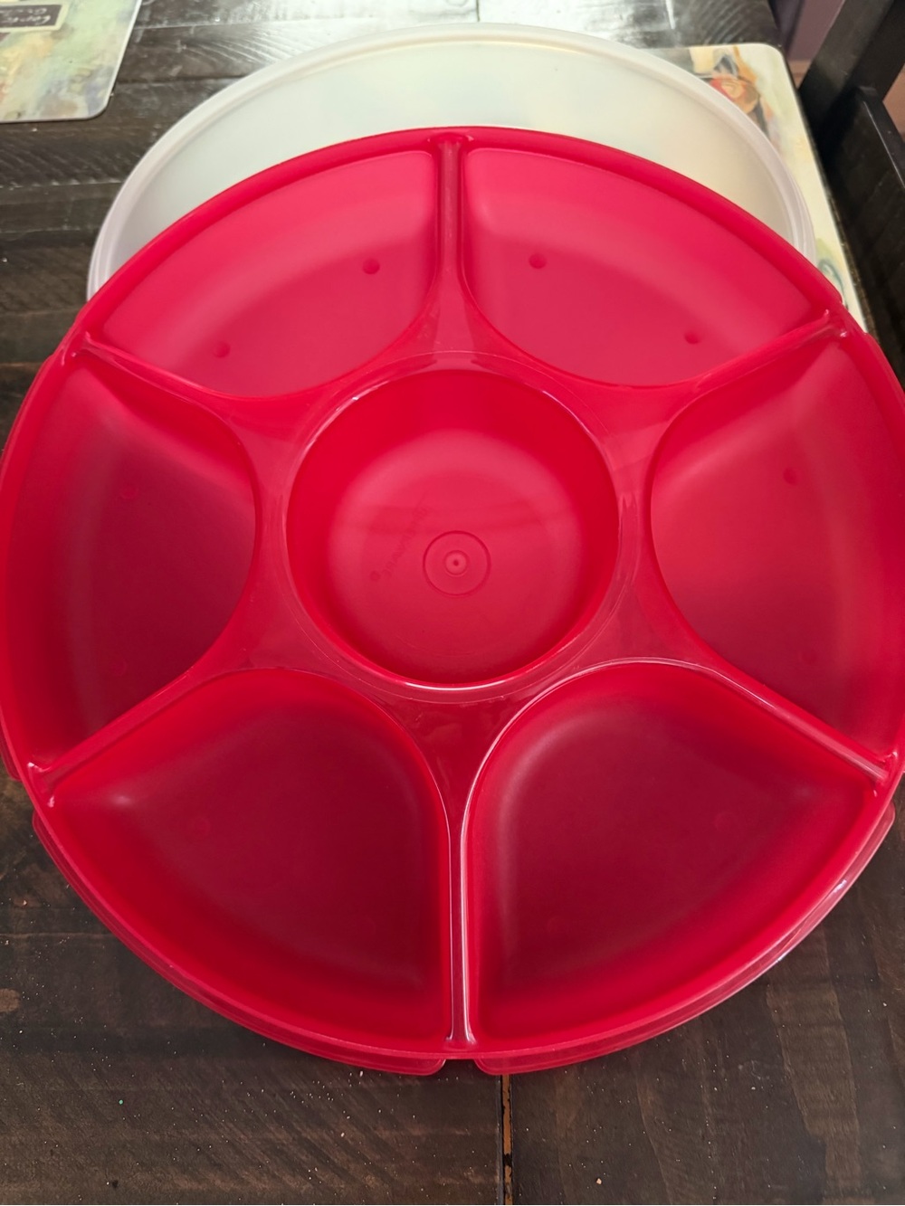 Round 6-Section Red Snack Server
